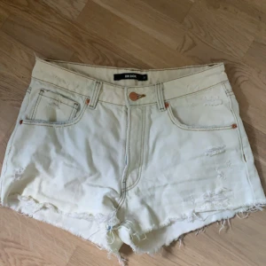 Lådmidjade jeansshorts - Fina jeansshorts från bikbok, köpta på vinted säljer då dem är för små
