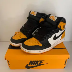 Air Jordan 1 Retro High OG Yellow Toe. Sparsamt använda. Med originalkartong. Köpta på Restocks augusti 2023 för 2400kr. 