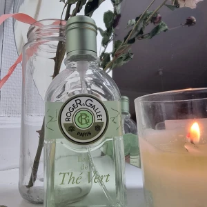 Roger & Gallet parfym - Parfym som jag använt lite men inte känner passar mig så bra. Jag tycker det är en lätt och somrig doft. Är väl runt 75ml kvar i flaskan skulle jag gissa.