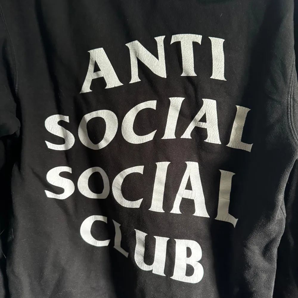 En anti social social club hoodie som är i gott skick lite cracked på bokstäverna på ryggen men annars inga fel. . Hoodies.