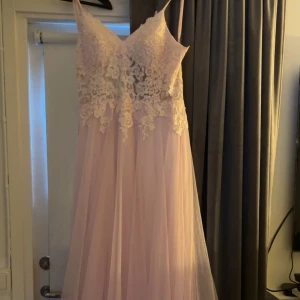 Balklänning - Säljer nu min balklänning då den inte används. Den är endast använd en kväll och är som i ny skick. Klänningen är i storlek 34 och passar perfekt på mig som är 163! Köpte den för 2500!