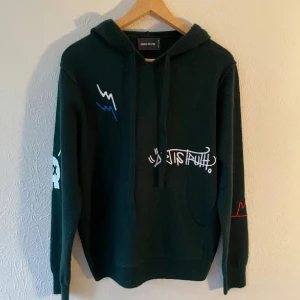 Zadig & Voltaire kashmirhoodie - Hej! Säljer nu denna sjukt feta Zadig Hoodien. Hoodien tillverkas inte längre och gör den därför väldigt eftertraktad. Hoodien är i storlek L enligt tagen men passar M-S. Hoodien är i ett riktigt bra skick 9,5/10 utan defekter. Vid frågor, hör av er.