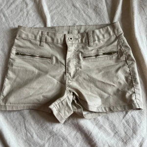 Shorts Vero Moda - Shorts från vero Moda i storlek 26 (motsvarighet XS/S). Mycket bra skick.