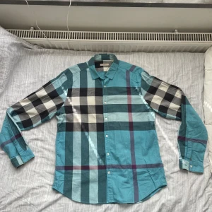 Burberry skjorta 2000kr - En riktigt skön Burberry Brit skjorta i väldigt bra skick. Kostade 2000kr från början men för dig kompis endast 799 och kanske lägre det kan diskuteras