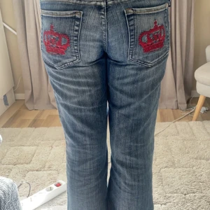 Victoria bekham jeans  - Säljer dessa Victoria bekham jeans. Dom är boot cut. Säljer då de är förstora för mig. De är storlek W29. Innerbenslängden är 83 cm och midjemåttet rakt över är 38. Köptes för 800kr, men är lite slitna längst nere så säljs för 600❤️