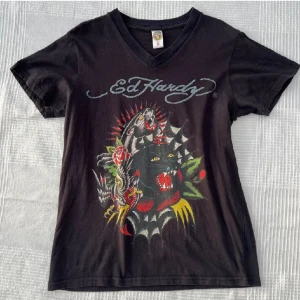 Ed Hardy t-shirt - Klassisk Ed Hardy t-shirt från USA 🇺🇸 Tröjan är i väldigt bra skick!
