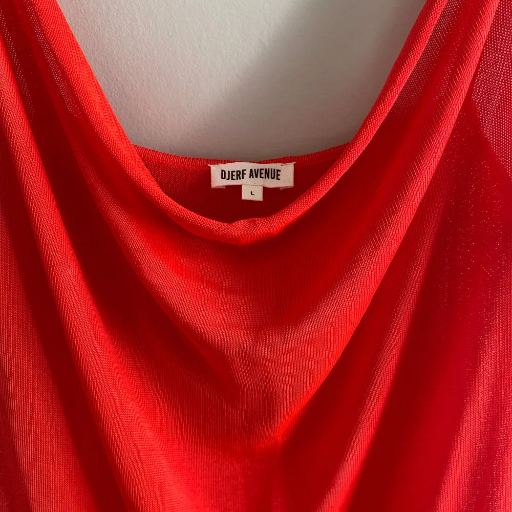 Finaste klänningen från Djerf Avenue. ❤️   Från deras senaste släpp, Citrine Mini Dress Red!  Säljer tyvärr på grund av fel storlek… Tunna band, urringning som ett ”vattenfall”, minilängd och normal i storleken!. Klänningar.