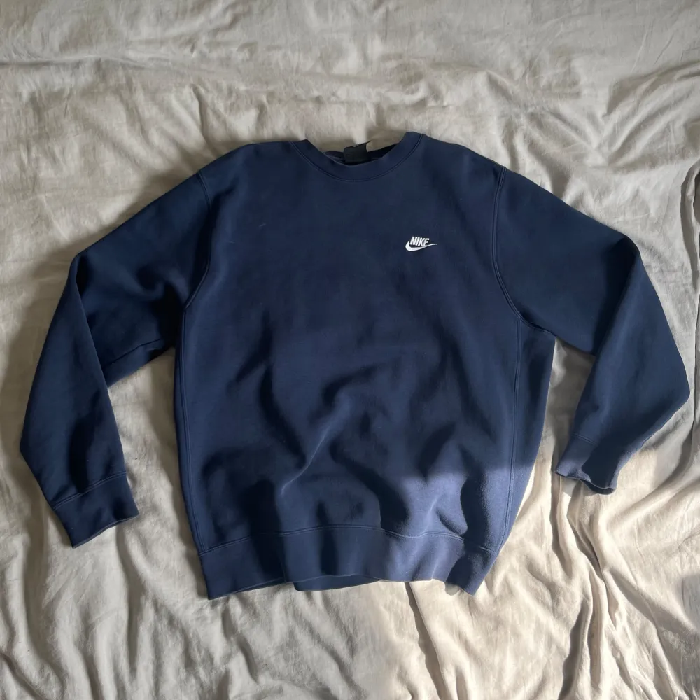 Snygg nike sweatshirt jag köpt second hand. Den är i fint skick men är lite nopprig på ena sidan, men det är knappt märkbart.    / Längd: 63 cm Bredd: 64 cm / Skriv för fler bilder/mått eller vid frågor!☺️ . Hoodies.