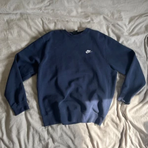 Nike crewneck sweatshirt - Snygg nike sweatshirt jag köpt second hand. Den är i fint skick men är lite nopprig på ena sidan, men det är knappt märkbart.    / Längd: 63 cm Bredd: 64 cm / Skriv för fler bilder/mått eller vid frågor!☺️ 