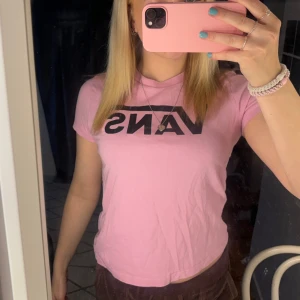 Vans tröja - Rosa vans tröja ganska använd men väldigt bra skick säljer så den inte riktigt är min stil längre 