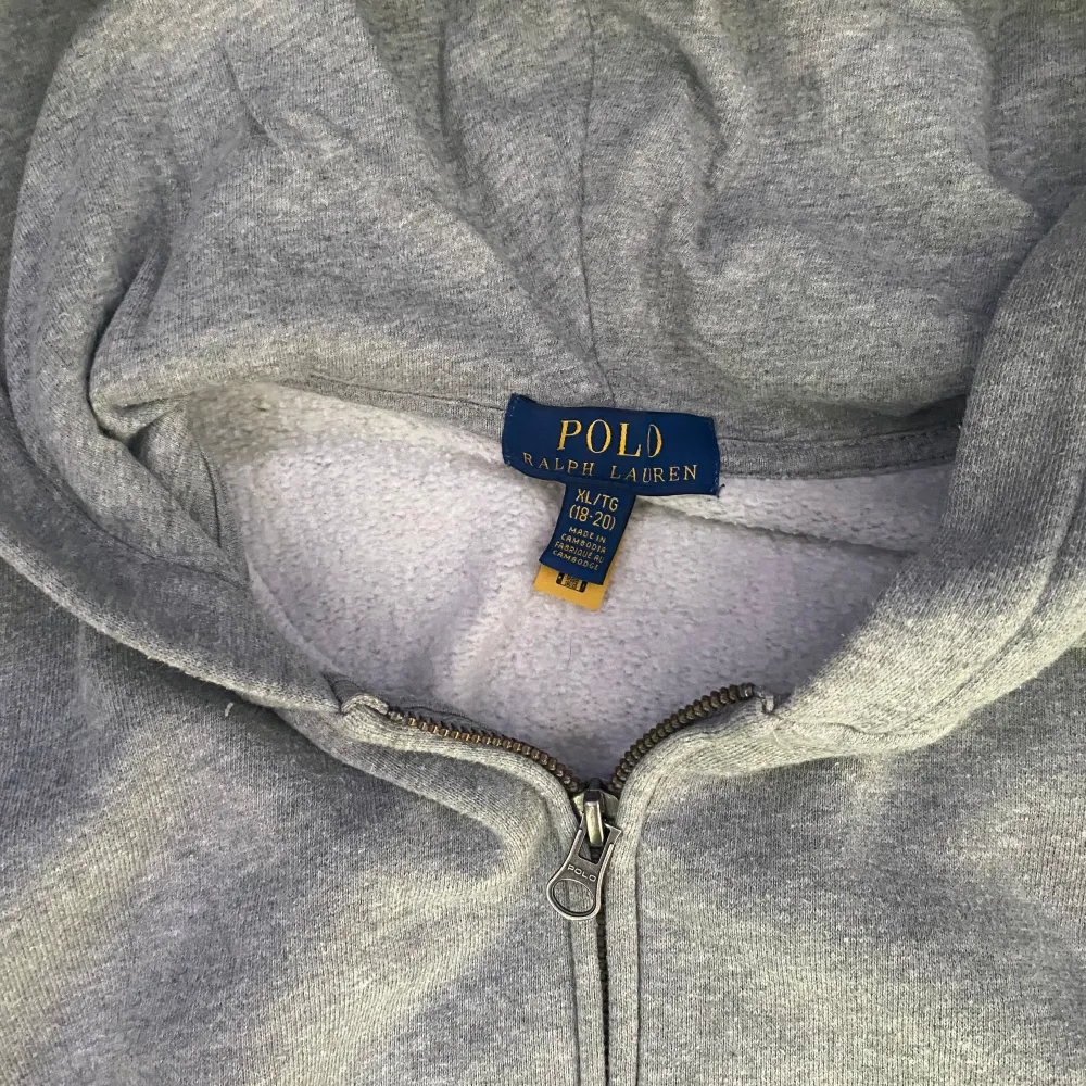 Säljer min Ralph Laurent zip hoodie som är i bra skick. Hör av dig om frågor. . Tröjor & Koftor.