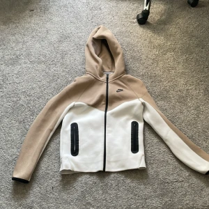 Nike tech fleece - Säljer då den är för liten för mig, den är storlek M i barn som är ungefär 147/154 i barnstorlek. Den är i bra Skick och inga skador eller hål. 