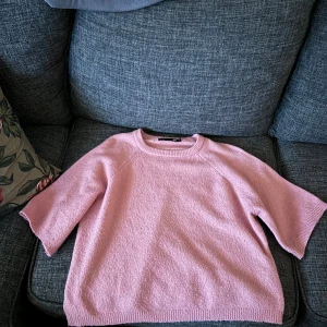 Stickad t-shirt från lager 157 - Säljer denna superfina och populära stickade tröjan från lager 157 då den inte längre kommer till användning. Storlek S. 