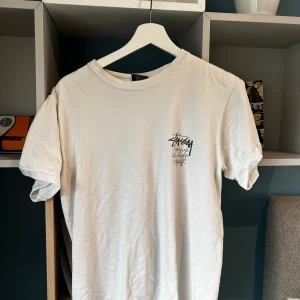 Stussy tröja 😻😻 - Det är en en fett t-shirt från stussy med en bakgrund av den feta iconen Bob Marley🫶🏽🫶🏽Bra skick 7/10. Passar mig på 175 cm perfekt. För fler frågor skriv bara💪🏽💪🏽💪🏽💪🏽
