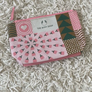 The body shop necessär. - Helt ny the body shop necessär. Har inte använt den en ända gång. Den kommer helt enkelt inte till användning.