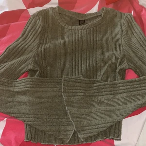Grön ribbad tröja - Är använd ett fåtal gånger. Har vida armar som är superfina. Är i storlek M men passar även S samt XS. Köparen står för frakten ❤️
