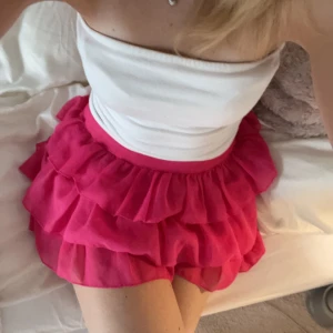 Rosa volangkjol - Storlek 152 men passar mig som normalt har xs/s💗