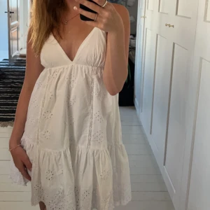 Zara klänning  - Jätte söt Zara klänning som tyvärr är sönder lite men knappt syns! Kommer inte till användning längre.