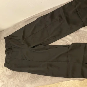 Svarta kostymbyxor super vackra  - För små p mig