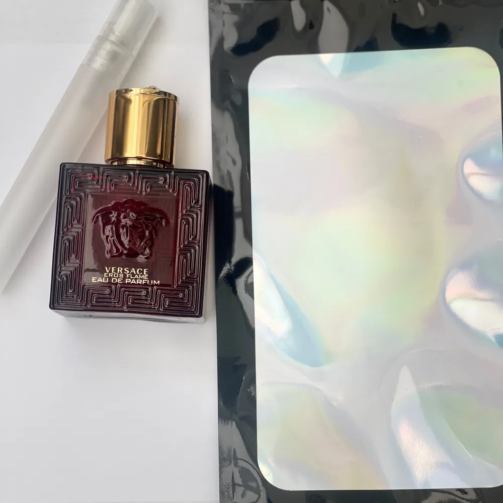 Säljer versace eros flame i 10/8/5ml. Ett underbar och härlig doft för att kunna imponera på vem som helst. 10ml är ungefär 110-160sprays. 10ml- 130kr 8= 115 5= 95. Parfym.