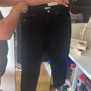 Svart Jeans - Ett par svarta jeans