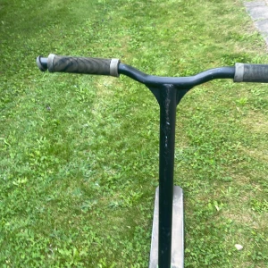 Sparkcykel med regnbågiga däck - Sparkcykeln är i ganska bra skick och endast använd 5 gånger men har stått i förrådet några månader. Behövs bara lite slipning på bromsen sen har du en fullt fungerande sparkcykel