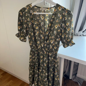 Klänning  - Använt en gång 