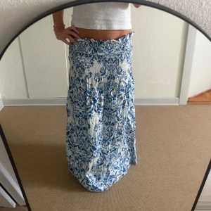 Långkjol - Jättefin blå och vit långkjol perfekt till sensommaren💕 Går också att ha som en supersöt klänning 💕 använd fåtal gånger💕