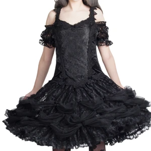 Sinister klänning - Säljer min sinister klänning i xs som har anvönt 1 gång i cikra 3 timmar. Nypriss cirka 1399kr säljer för 900kr. Den har förvarats i skyddspåse i min garderob.