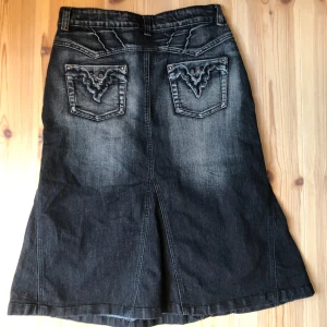 Kjol från ANNA - Cool kjol från ANNA. Det står storlek xl men skulle säga att det är st M. Coola detaljer. Lite utsvängd. Mycket fint skick. Medellång