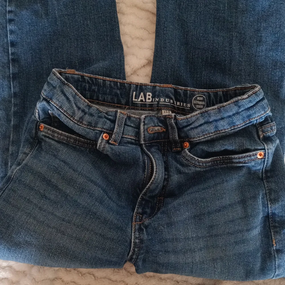 Säljer dessa jeansen, butcut/bagie. Jättefint skick, fina byxor. Storlek 152 från KappAhl. Priset är diskutionsbart. Skriv vid intresse😊. Jeans & Byxor.