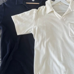 2 st frotté pike - 2 st (1 navy, 1 vit) frotté piké från Arket. Använda minimalt max 3 gånger så jätte fint skick.  Org pris 649 