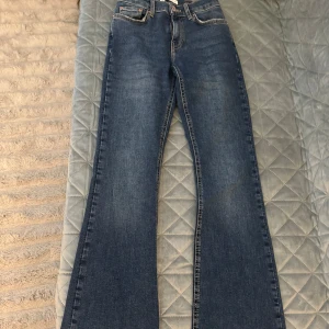 Gina tricot - My perfekt jeans i storlek 32 vilket motsvarar xs har varit like långa så i boten av dom har tyget fått små skråmor fast det är inget som märks nypris 499kr 💗