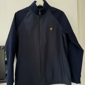 Fin Lyle & Scott jacka - Storlek S, marinblå, fodrad, så gott som ny men inte använd på ett bra tag.