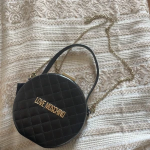 Love moschino väska  - LOVE MOSCHINO Quilted Circle Case Black Bag 🩷 Jag säljer den främst för att jag inte använder den så mycket längre och den behöver ett nytt hem  
