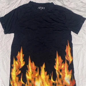 T-Shirt med eldflammor - T-shirt från carlings med eldflammor, knappt använd