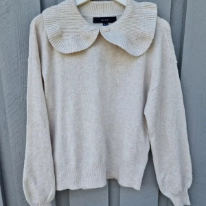 Stickad tröja - VERO MODA   Mjuk hösttröja med fin krage runt halsen, stl S, stretchig. Tvättnoppor och ett minihål ner till på tröjan inget man ser synligt mer om man är där och pillar i det. Fick leta.. Där av pris!!