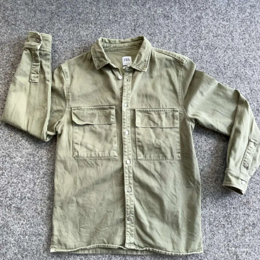 Olivgrön overshirt från Zara | Utmärkt skick | Fraktas spårbart via postnord eller instabox | Tveka inte på att skriva vid funderingar!😊. Hoodies.