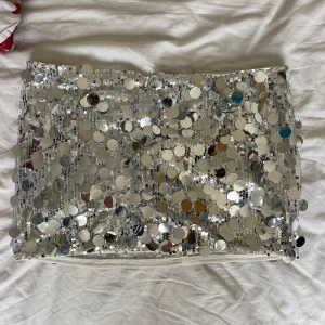 Paljett kjol - Säljer denna paljett kjolen från shein, bara använd 1 gång och är i nyskick! Minns inte vilken storlek den är men den passar mig som har S/M 