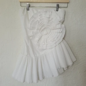 Vit volangtopp - Sjukt snygg volangtopp med prislappen kvar, säljer då den är lite stor på mig som vanligtvis har XS/S, denna passar mer en M💓 köptes för 1300 ifrån märktet MOCHY och är aldrig använd💓 priset kan diskuteras men går inte under 600💕