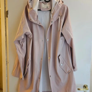 Regnjacka - Tunn regnjacka. Bra skick. 