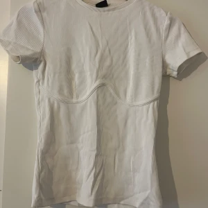 Kroppsformad topp - Kroppsformad vit topp. Använd bara en gång.