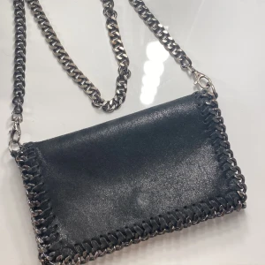 Axelväska  - Säljer nu min supersnygga axelväska då den inte längre kommer till användning. 💘Skicket är bra men förekommer spår av användning på insidan, men alltså ingenting man ser utifrån. Perfekt till så många olika tillfällen! 