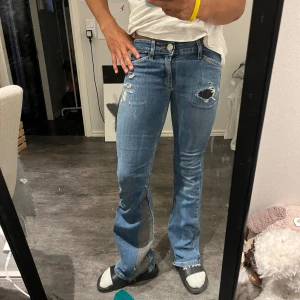 Lågmidjade jeans  - Superfina lågmidjade jeans som är omsydda till bootcut, pris kan diskuteras ❤️midjemåttet tvärsöver är 34 cm och Innerbenslängden är 77 cm 🤗🩷