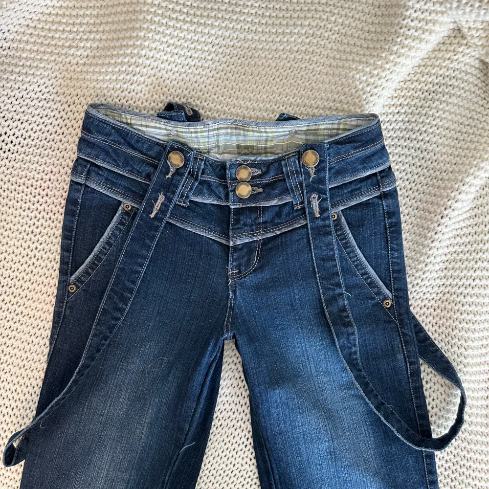 Jättefina lågmidjade flare riktiga 2000-talet jeans med jättecoola och unika hängslen som är avtagbara, dem är i storlek XS/S, väldigt långa i benen, otroligt sköna med mycket stretch, väldigt unika och coola. Jeans & Byxor.