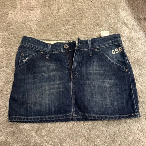 Jeanskjol  - Säljer den här super fina jeanskjolen från g star då den är för liten för mig   Annars jätte bra skick köpt på vinted för nån månad sen, skulle säga att den passar XS