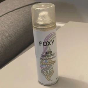 Guld glitter spray - Glitter spray för håret som är i färgen guld.