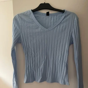 Ljusblå ribbad tröja  - Säljer denna superfina ljusblå ribbade tröjan med v-ringning och långa ärmar. ✨💙 