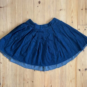 Jeanskjol zara - Säljer denna kjol från Zara då den endast kommit till användning en gång. Därav är den i nyskick förutom lite veck efter att ha legat i min garderob. Den är i jeansmaterial och storlek XS men passade även mig som har S. Hör gärna av dig vid frågor!💞