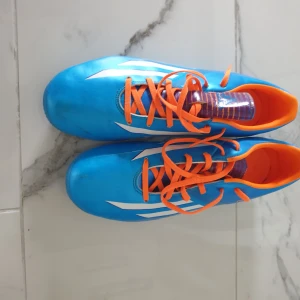 Adidas F10 Fotbollskor - Adidas F10 skor i bra skick, använd ett par gånger men riktigt sköna och snygga så tveka inte med att höra av er vid intresse. 